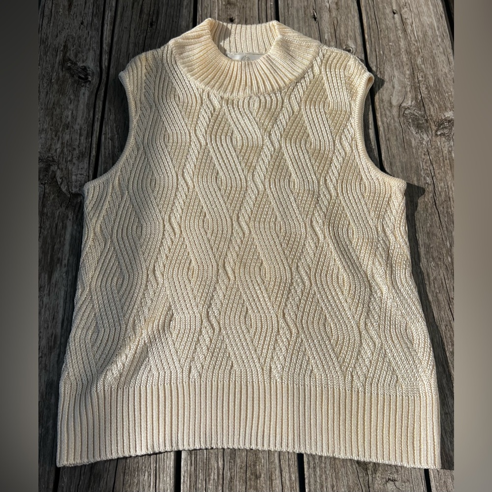 St. John Sport by Marie Gray sleeveless sweater w/ mock turtleneck Size medium.